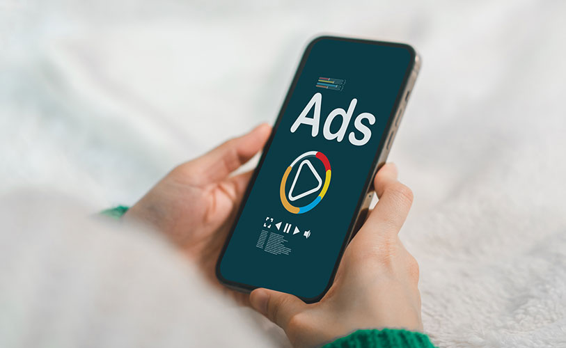 Rich media advertising on a mobile device